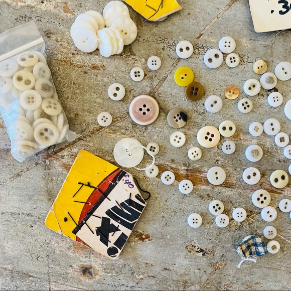 ♥️ Vintage ♥️ White & Cream Button Lot - Picture 10 of 10